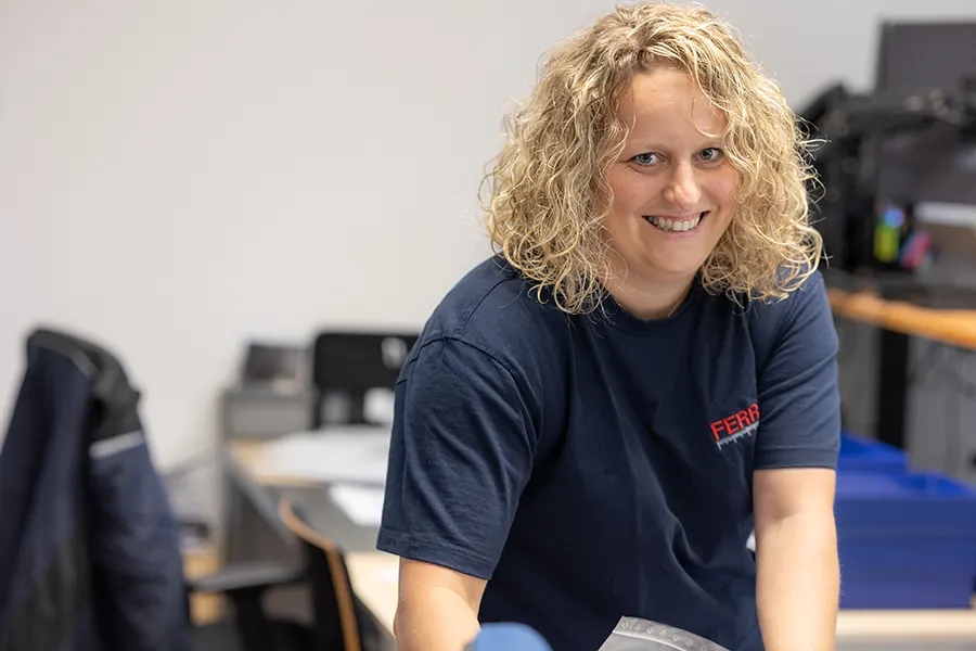 Mitarbeiterin Ferrox GmbH im Büro