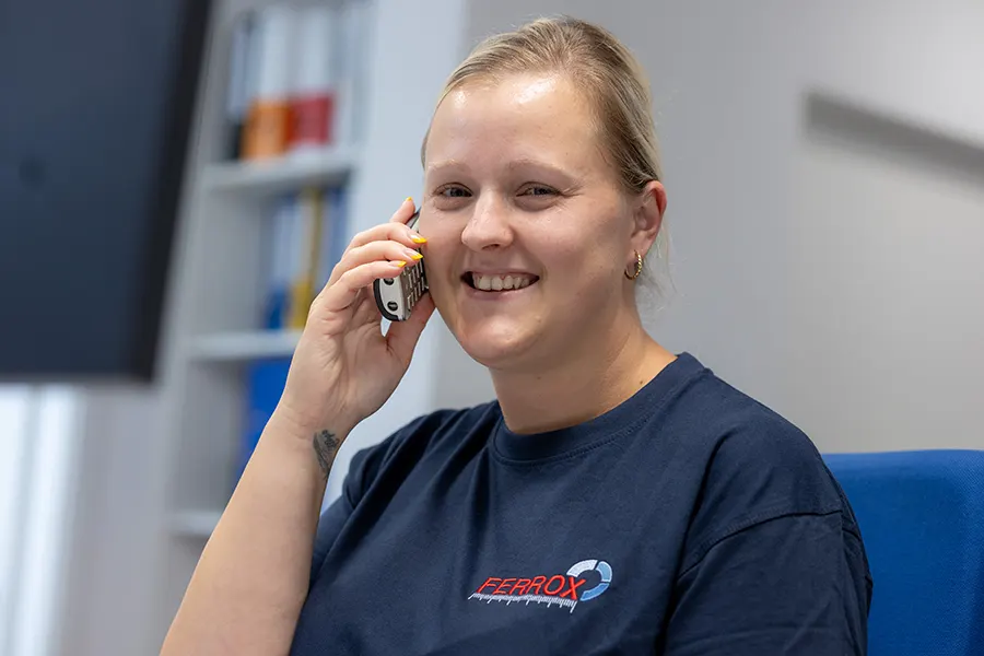 Mitarbeiterin Ferrox GmbH telefoniert