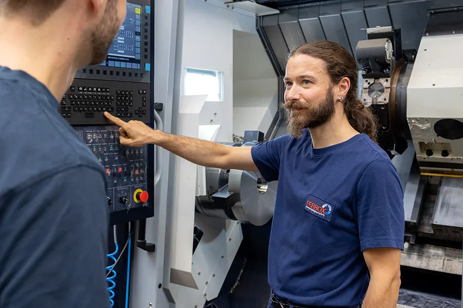 Mitarbeiter Ferrox GmbH an der Anlage